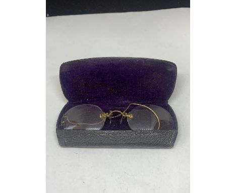 A PAIR OF VINTAGE GOLD PLATED PINCE NEZ IN A CASE 