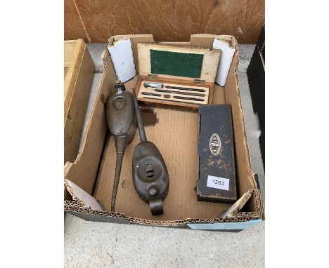 AN ASSORTMENT OF TOOLS TO INCLUDE A VINTAGE KAYES OIL CAN, A VINTAGE BRAIMES OIL CAN, A SOCKET SET AND A DEPTH MICROMETER 