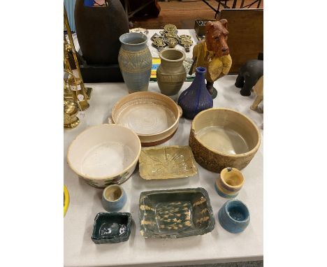A MIXED COLLECTION OF POTTERY ITEMS INCLUDING VASES, BOWLS AND TRINKET DISHES ETC. 