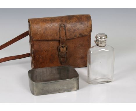  A vintage leather cased sandwich tin and flask by Asprey the tin stamped 'Asprey London' the the inside. 