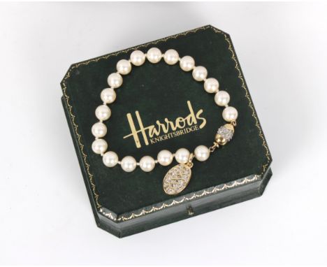  Harrods - The Duchess of Windsor Collection pearl bracelet in original box with leaflet. 