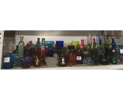 SHELF OF MISC DECORATIVE COLOURED GLASS