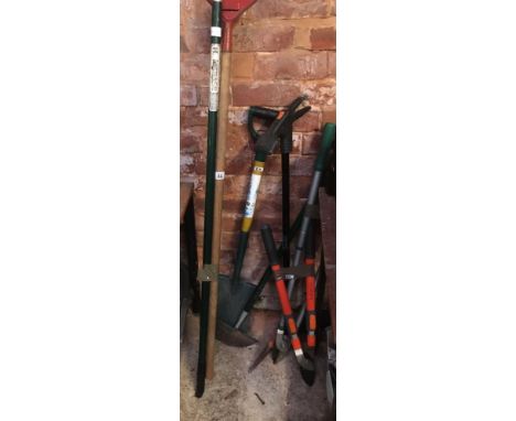 QTY OF GARDENING TOOLS, RAKES, HOSE, SPADES &amp; LAWN EDGER'S