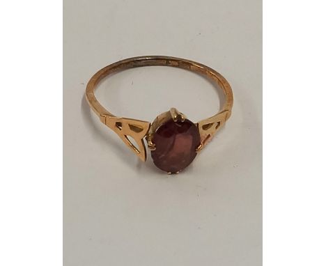 SINGLE STONE GARNET? RING SET IN 9ct, SIZE 'O'