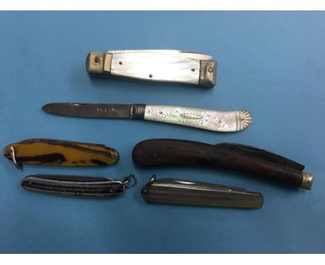 Collection of pocket knives including silver and a mother of pearl knife (6)