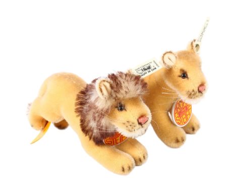 A pair of Steiff Arche Noah's Ark lions, male and female, ref. 038440, pair 00218 of 8000, L18cm