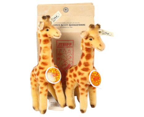 A pair of Steiff Arche Noah's Ark giraffes, ref. 038341, pair 00368 of 8000, H25cm, with associated cardboard box