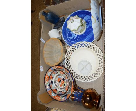 BOX CONTAINING VARIOUS CERAMIC ITEMS INCLUDING A COALPORT PASTILLE BURNER, JAPANESE IMARI DISH ETC