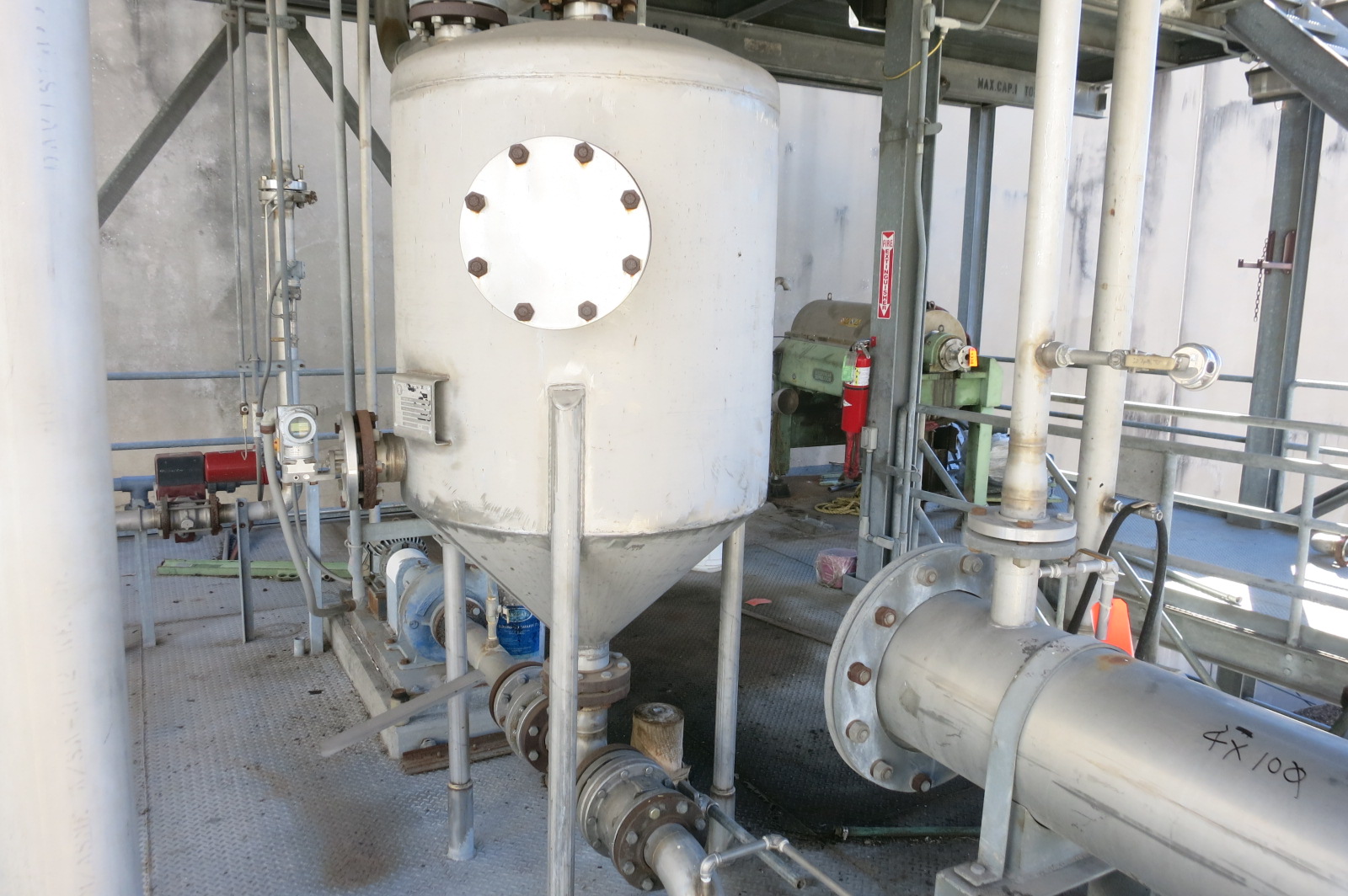 Decanter Feed Tank, s/n 96207/1997, approx 36"dia x 36"H straight x 24