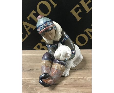LLADRO 2097 ESKIMO PLAYING BIG IN ORIGINAL BOX