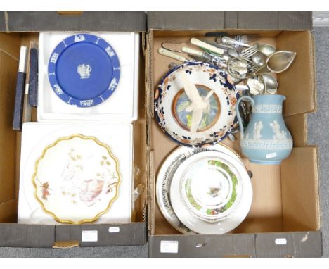 A mixed collection of items including Wedgwood jug, dip blue wall plate, gilded similar item together with silver plated cutl