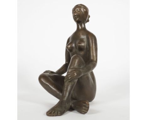 BILDHAUER/IN des 20. Jh., zeitgenössisch,H. Oschlcia (?), weiblicher sitzender Akt, Bronze, dunkel patiniert, ritzsign. u. nu