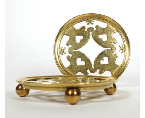 PAAR KANNENUNTERSETZER, Manuf. W. A. Falger/Münster,Bronze poliert, runde durchbrochen gearb. Form auf 4 Kugelfüßchen, Herzde