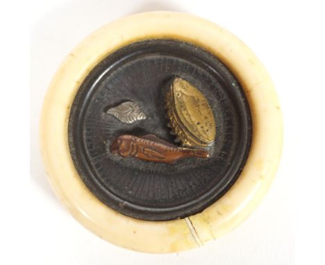 KAGAMIBUTA/ NETSUKE, Japan, 19.Jh.,Bein/ konkaves Mittelteil, Fisch, Korb und Muschel, verschiedene Metalle in Bronze tauschi