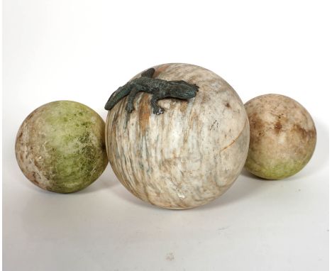 BEETSKULPTUR, Eidechse auf Kugel, Bronze/Marmor,20 x 20 cm, dazu zwei Marmorkugeln, Dm 13,5 cm, wetterpatiniert