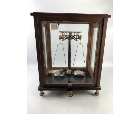 Vintage oak and glass cased weighing scales by Sartorius Werke of Gottingen