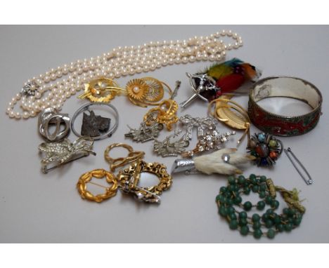 A small collection of costume jewellery pieces,to include a Chinese bracelet, a green beaded bracelet, numerous yellow metal 