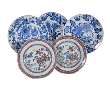 Two similar Chinese blue and white plates, Kangxi, painted with a single bird amongst foliage, flowers and rockwork, both wit