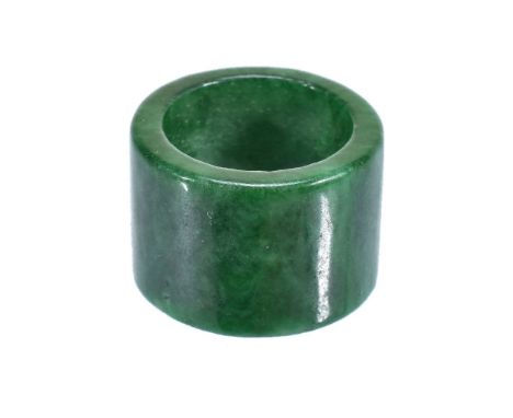 A green jade archer's ring, 2.6cm wide x 1.9cm high    翠玉扳指