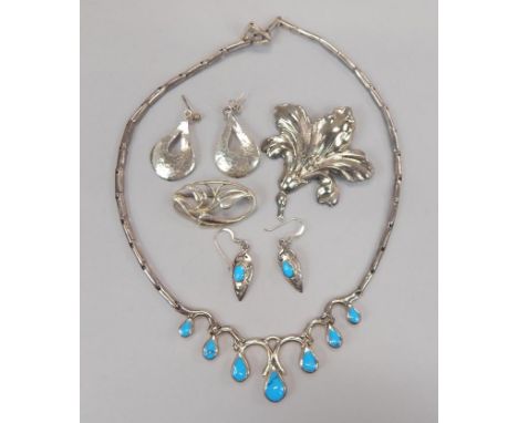 Various Art Nouveau and enamel jewellery, to include a necklace and earrings set, and two floral brooches, together with a pa