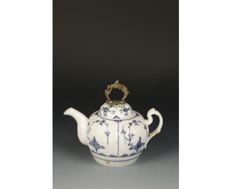 AN 18TH CENTURY ENGLISH PORCELAIN TEAPOT with a reeded body and painted with blue flower decoration, the lid mounted with a g