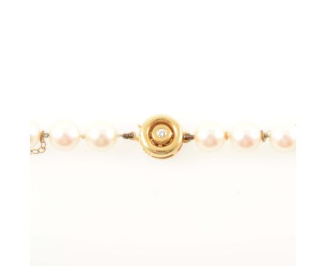 A cultured pearl necklace with diamond fastener, fifty-four 7.5mm pearls knotted every pearl into a single row 50cm long and 