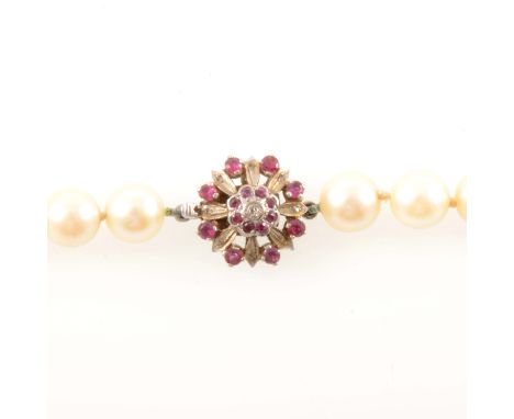 A cultured pearl necklace with ruby fastener, forty-five 8.5mm pearls knotted every pearl into a single row 45cm long and fit