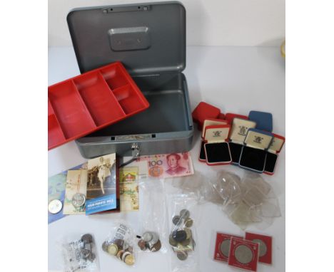 Cash box with key, and assorted currency, to include George III penny, 1986 &pound;20 coin, 1944,1955,1966,1953 three penny p