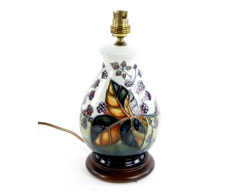 Moorcroft, a table lamp with blackberry decoration, 27 cm  .    CONDITION, good, no cracks, chips or detectable restoration, 