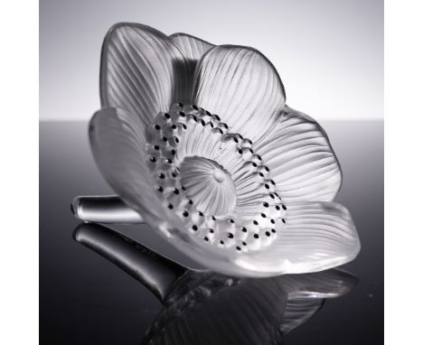 Inspired by the elegance of the natural world, this Lalique France crystal sculpture takes the form of a stylized anemone flo