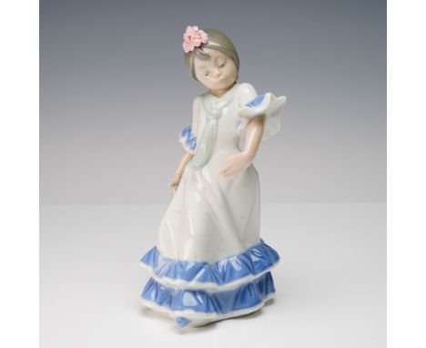 Lladro porcelain figurine titled Juanita (Spanish name Bailaorita Brazos Abajo), sculpted by Juan Huerta. Issued in 1984 and 