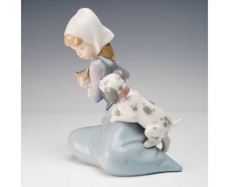 Charming Lladro porcelain figurine titled Little Friskies (Spanish name El Perro y El Gato), sculpted by Juan Huerta. Issued 