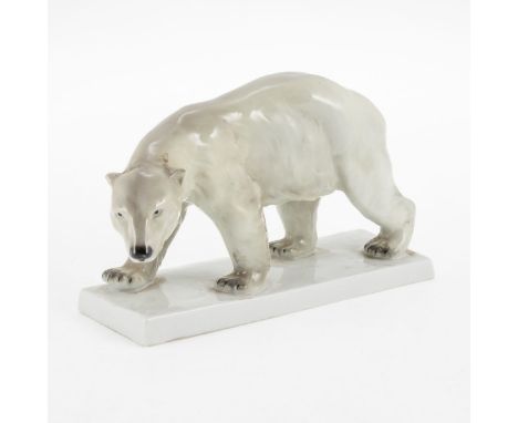 Eisbär auf SockelPorzellanfabrik Fraureuth AG, Fraureuth Kunstabteilung 1928-1935. Porzellan, weiß, glasiert. Unter der Glasu