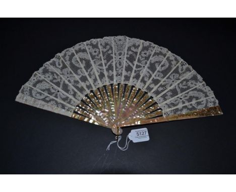 A Fine and Rare Bucks Lace Fan from around 1900/1910. On a monture of pink mother-of-pearl, attractively gilded, the crisp an
