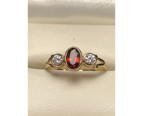 Three stone 9ct gold ring set with a central Oval Garnet (size 'J')