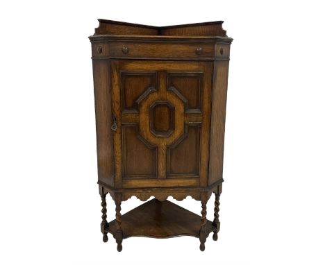 Early 20th century oak corner cupboard, moulded panelled door enclosing single shelf, spiral turned supports united by undert