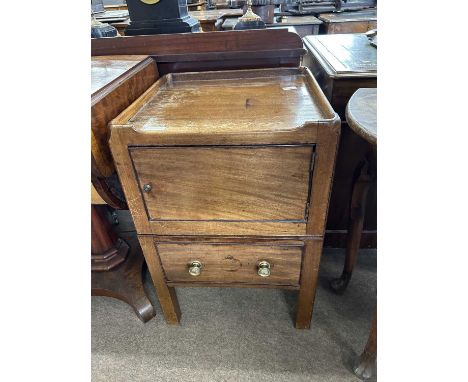 A Georgian mahogany tray top night cupboard with single door over a pull out former commode base, 47cm wide