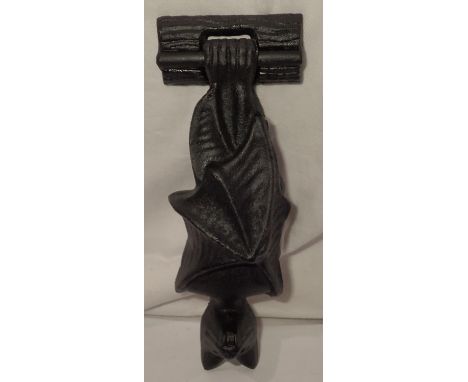 Cast iron bat door knocker, L: 18 cm. P&amp;P Group 1 (£14+VAT for the first lot and £1+VAT for subsequent lots) 