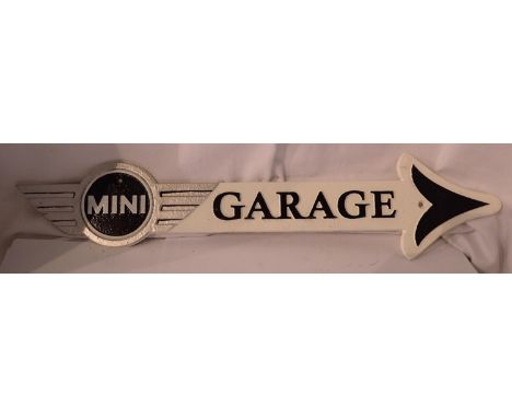 Cast iron Mini garage arrow, L: 40 cm. P&amp;P Group 2 (£18+VAT for the first lot and £3+VAT for subsequent lots) 