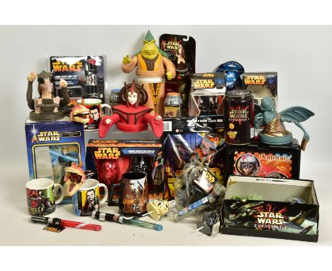 A  QUANTITY OF ASSORTED STAR WARS COLLECTABLES, to include Podrace lunchbox, complete with flask, assorted mugs, egg cup, reu