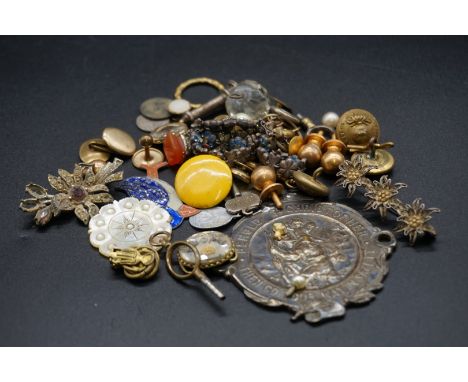 A mixed group of items, to include pocket watch keys. 