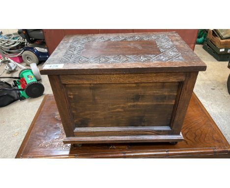  Sale Item:    CARVED LIDDED BOX (AF)   Vat Status:   No Vat   Buyers Premium:  This lot is subject to a Buyers Premium of 17