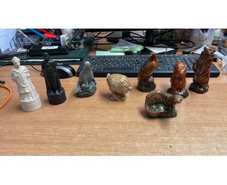  Sale Item:    BOX 8 BENEAGLES NOVELTY MINIATURES 50ML  Vat Status:   No Vat   Buyers Premium:  This lot is subject to a Buye
