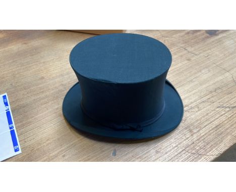  Sale Item:    COLLAPSIBLE TOP HAT- LOCK &amp; CO LONDON (AF)  Vat Status:   No Vat   Buyers Premium:  This lot is subject to