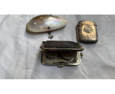  Sale Item:    SILVER VESTA SOVEREIGN PURSE &amp; MOTHER OF PEARL PURSE  Vat Status:   No Vat   Buyers Premium:  This lot is 