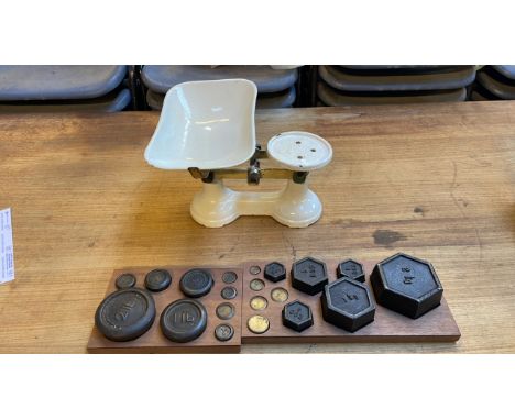  Sale Item:    KITCHEN SCALES &amp; WEIGHTS   Vat Status:   No Vat   Buyers Premium:  This lot is subject to a Buyers Premium