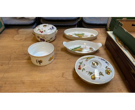 Sale Item:    2 BOXES- 5 ROYAL WORCESTER SERVING DISHES  Vat Status:   No Vat   Buyers Premium:  This lot is subject to a Bu