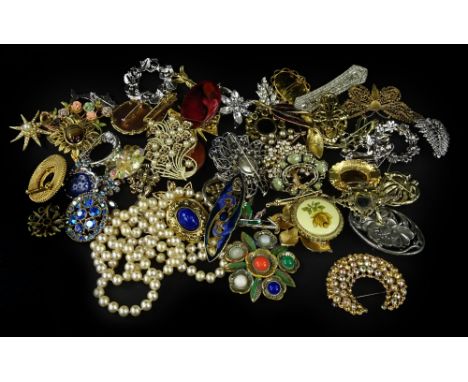 A quantity of vintage and other costume jewellery brooches, to include mainly floral design, paste stone set, faux pearl neck