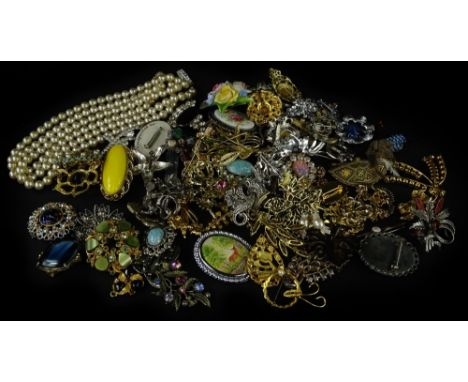 A quantity of vintage brooches, to include mainly stone set gilt metal, in porcelain floral brooch, paste stone set brooches,