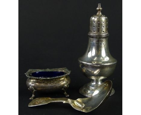 A collection of small silver, to include a caddy spoon, a rectangular salt, and a pepper pot, 3½oz.